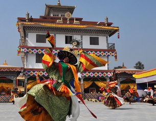 Bhuddistische Mönche in Bhutan, tanzend