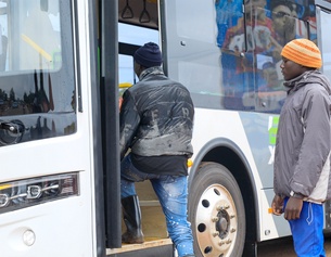 E-Bus in Uganda, zwei Passagiere