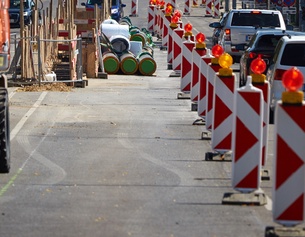 Baustelle mit Autos, Flötzersteig in Wien