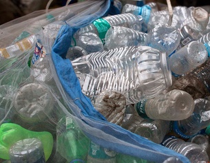 ASSOCIATED PRESS/ANUPAM NATH Plastikflaschen