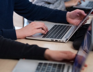 Schülerinnen mit Laptop
