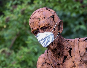 APA/EXPA/JOHANN GRODER Statue mit Maske