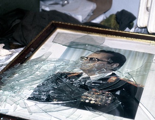 Zerbrochenes, zerschlagenes Bild von Tito