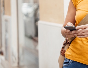Frau hält ein Smartphone in Händen