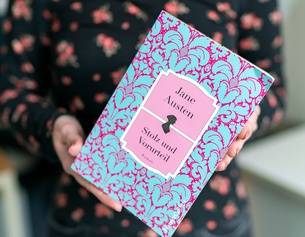 Julia Reuter hält Buch in Händen