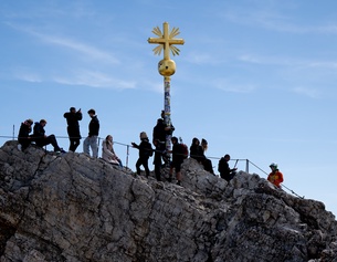 Zugspitze mit Bergsteigerinnen und Touristinnen