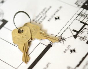 Schlüssel liegen auf einem Wohnungsplan