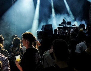 Ein DJ bei einem Festival für elektronische Musik.