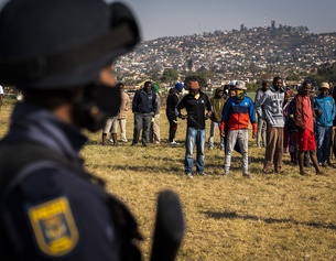 AP/SHIRAAZ MOHAMED Bewaffneter Polizist in Südafrika