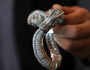 AFP/AARON TAM Eine mit Diamanten besetzte Uhr