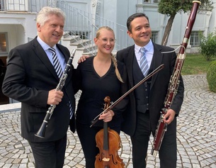 RSO Drei Musiker vor einem Schloss
