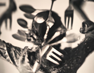 Eine junge Frau, die von Gabeln umschwirrt wird