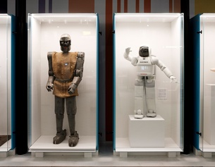 SEBASTIAN WEISSINGER Verschiedene Roboter hinter Vitrinen.