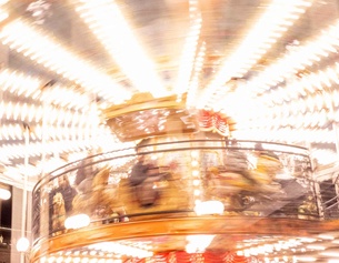 Wirbelndes Karussell auf dem Wiener Christkindlmarkt beim Wiener Rathaus