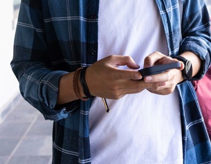 Jugendlicher mit Smartphone