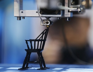 Ein 3D-Drucker druckt einen Miniatur Stuhl