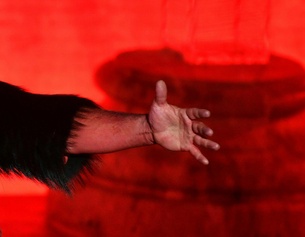 APA/BARBARA GINDL Teufelshand, Schauspieler, rot