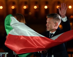 Peter Magyar mit ungarischer Flagge