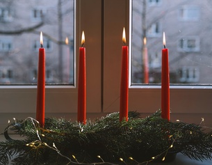 Adventkranz auf der Fensterbank