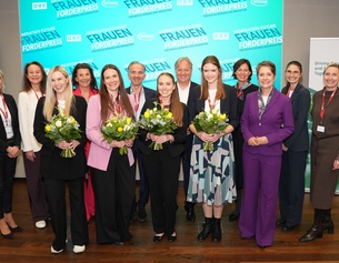 Die Jury und die Preisträgerinnen des "Frauen-Förderpreises für Digitalisierung und Innovation"