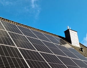 Solarzellen auf dem Dach eines Wohngebäudes