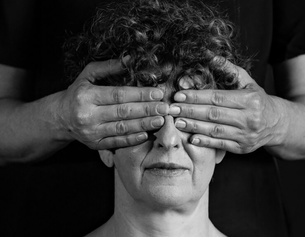 Mann hält Frau die Augen zu; "Aufzeichnungen einer Blinden"-Sujet
