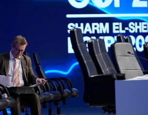 Mann mit Unterlagen auf der Klimakonferenz in Scharm-El-Scheich