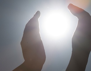 APA/DPA/FRISO GENTSCH Zwei Hände vor der Sonne