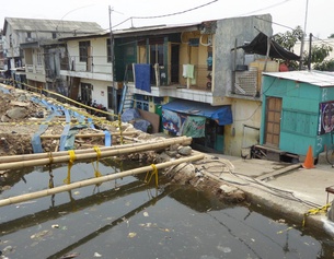 ACHIM NUHR Unter der Wasserlinie: Der alte Hafen von Jakarta
