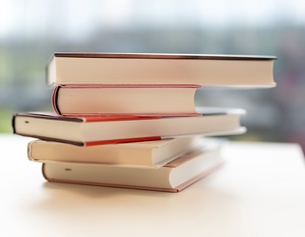 ORF/URSULA HUMMEL-BERGER Bücherstapel, Ex Libris, Kontext