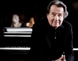 MARCO BORGGREVE Rudolf Buchbinder sitzt vor dem Klavier.
