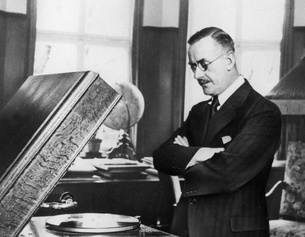 PICTUREDESK.COM/ULLSTEIN BILD Thomas Mann am Plattenspieler in seinem Haus in München