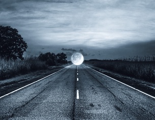 DYNAMOWIEN/FLORIAN JUNGWIRTH/KLAUS PICHLER Grafik: Vollmond auf nächtlicher Straße