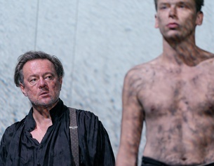 BURGTHEATER/ANDREAS POHLMANN Norman Hacker (Basilius, König von Polen) und Franz Pätzold (Sigismund, dessen Sohn).