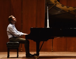 Leif Ove Andsnes am  Klavier