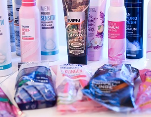 Pink Tax: Rasierschaum und Rasierer in rosa und blau