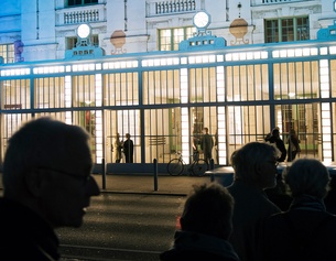 Menschen vor dem Wiener Konzerthaus.