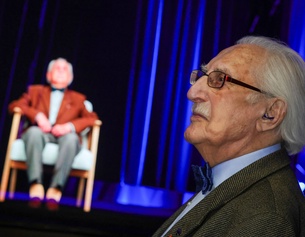 Holocaustüberlebender, im Hintergrund sein Hologramm