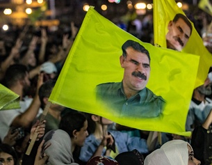 PKK-Demonstration, Flaggen mit dem Porträt von Abdullah Öcalan