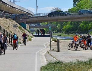 Der Wientalradweg am oberen Wienfluss  Der Wientalradweg am oberen Wienfluss zwischen Hietzing und Hütteldorf