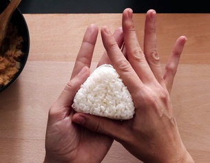 Reis wird zu einem Onigiri geformt