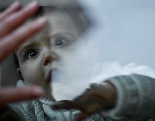 AFP PHOTO/ PATRICIA DE MELO MOREIRA Ein Baby greift nach der Hand einer Frau