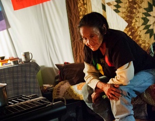 Sioux, ältere Frau vor einem Ofen, Native American