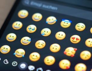 Emojis auf einem Smartphone-Display
