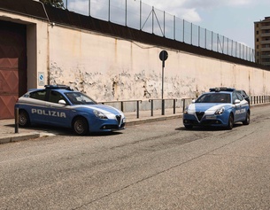 Jugendstrafvollzugsinstitut Ferrante Aporti: Italienische Polizeiautos vor einem Gefängnisgebäude in Turin