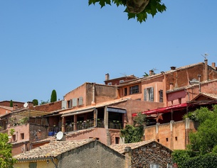 Die bunten Häuser des Dorfes Roussillon
