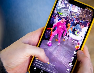 Ein Tiktok-Video auf dem Bildschirm eines Smartphones