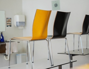 Klassenzimmer: Stühle auf den Tischen