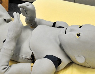 AFP/YOSHIKAZU TSUNO Ein Kind Roboter liegt auf dem Rücken.