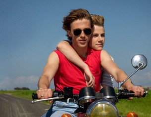 FILMLADEN FILMVERLEIH Zwei junge Männer auf einem Motorrad